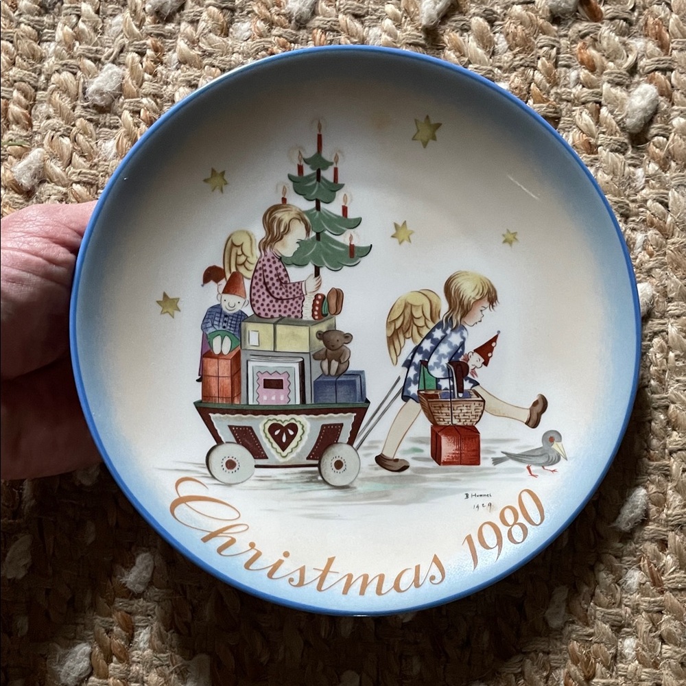 Hummel-Vintage Christmas 1980 Decorative Plate